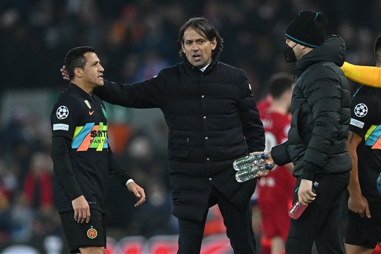 Pelatih Inter Milan Simone Inzaghi (tengah) berbicara dengan Alexis Sanchez (kiri) pada babak 16 besar Liga Champions UEFA antara Liverpool vs Inter Milan di Anfield di Liverpool, Inggris pada 8 Maret 2022.
