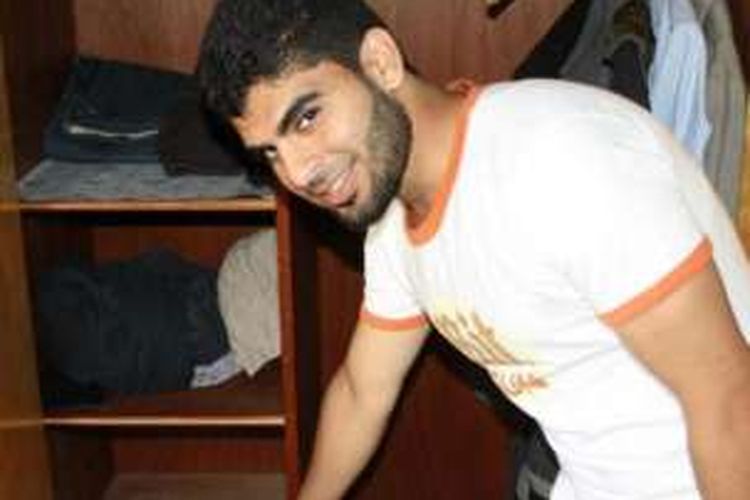 Muhannad (25) menunjukkan lemari bekas tempat dia menemukan setumpuk uang tunai.