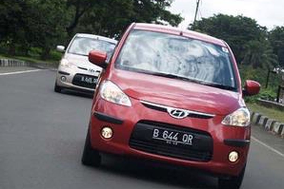Hyundai i10 menyusuri  jalan Sudirman, Jakarta.