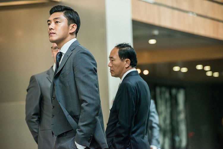 Yoo Ah In berperan sebagai pengusaha muda dengan riwayat kriminal, dalam film komedi aksi Veteran (2015)