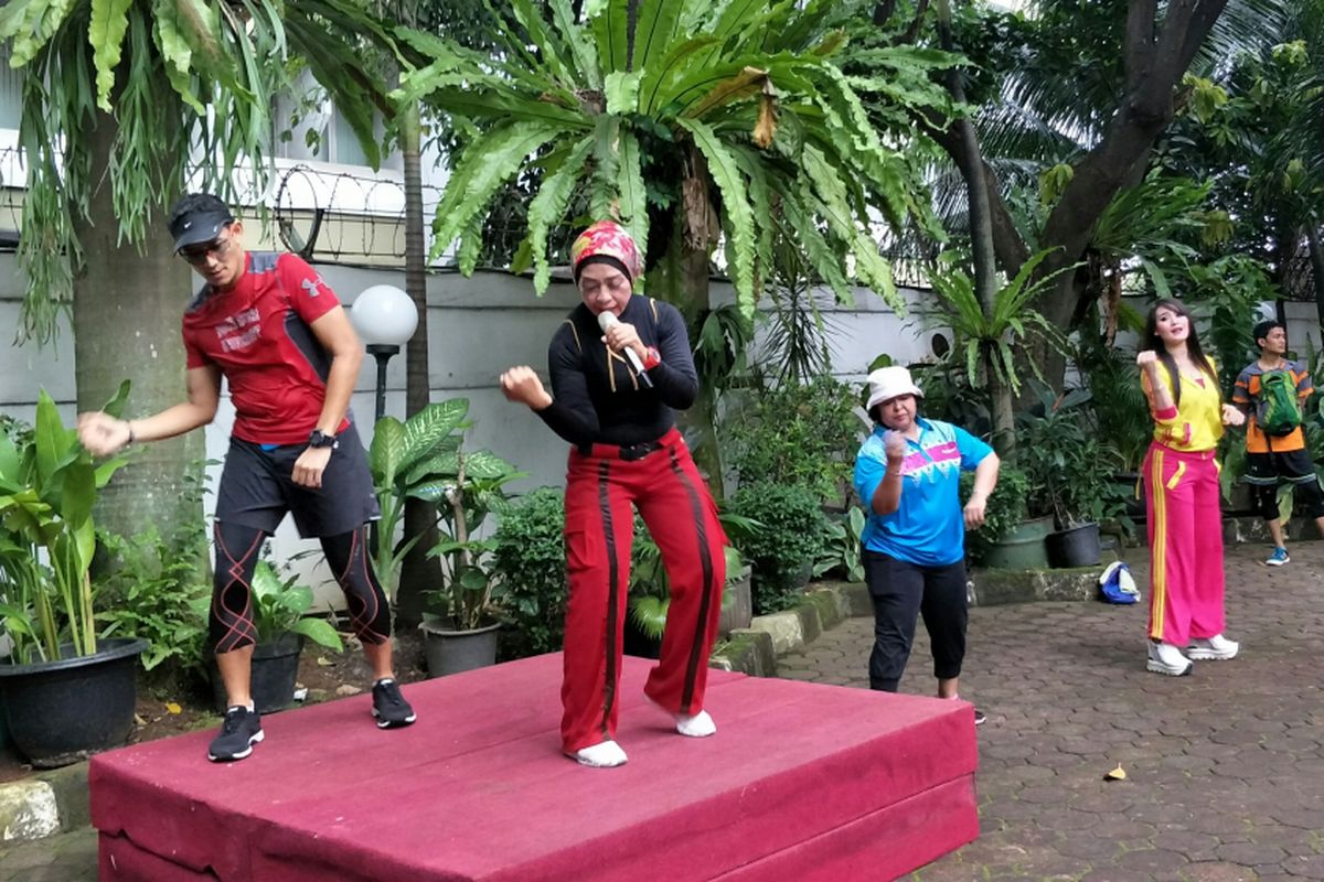 Wakil Gubernur DKI Jakarta Sandiaga Uno senam bersama pegawai Dinas Pariwisata DKI di bawah guyuran hujan di halaman Kantor Dinas Pariwisata dan Kebudayaan DKI Jakarta, Jalan Kuningan Barat, Jakarta Selatan, Jumat (26/1/2018).