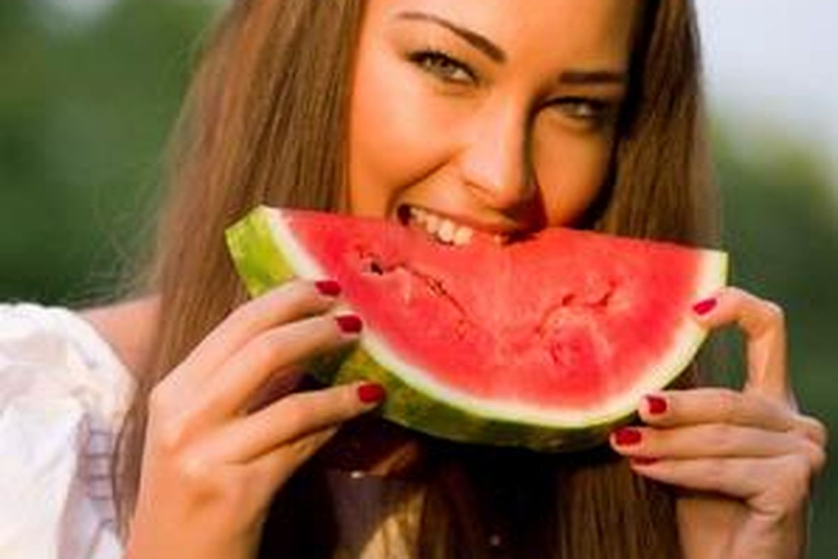 Makanlah makanan yang mengandung potasium, seperti semangka.
