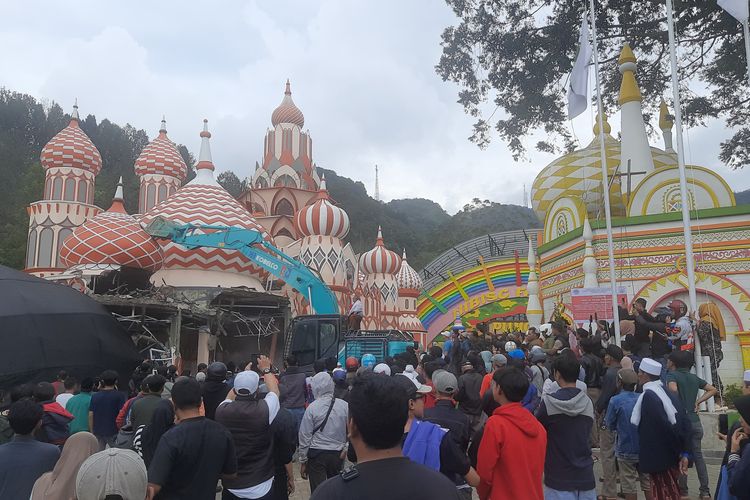 Ratusan warga menyerbu dan merangsek masuk ke dalam area wisata rekreasi Hibisc Fantasy Puncak Bogor, Jawa Barat, Jumat (7/3/2025). Warga yang berhasil masuk langsung menghancurkan bangunan wisata yang dikelola Badan Usaha Milik Daerah (BUMD) PT Jaswita Jabar.