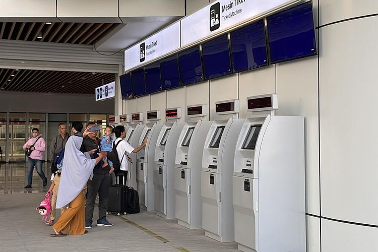 Suasana Stasiun Tegalluar, Kabupaten Bandung, Jawa Barat saat operasional Kereta Cepat Jakarta-Bandung (KCJB) dengan sistem pembayaran pada Kamis (19/10/2023)