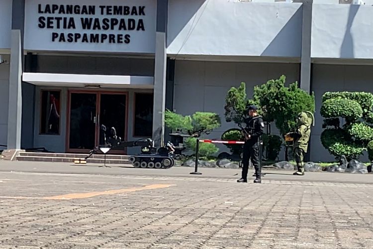 Paspampres melakukan simulasi pengamanan dan penjinakan bom dengan alat Defender ROV di Lapangan Tembak Setia Waspada, Mako Paspampres, Jakarta, Sabtu (7/1/2023).