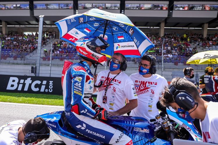 Di Moto2 Austria, Minggu (15/8/2021), tampak kru tim Pertamina Mandalika SAG Team menggunakan seragam bertuliskan Dirgahayu Indonesia dengan corak batik plus terpampang tulisan 76 dengan tagline: Indonesia Tangguh, Indonesia Tumbuh. 