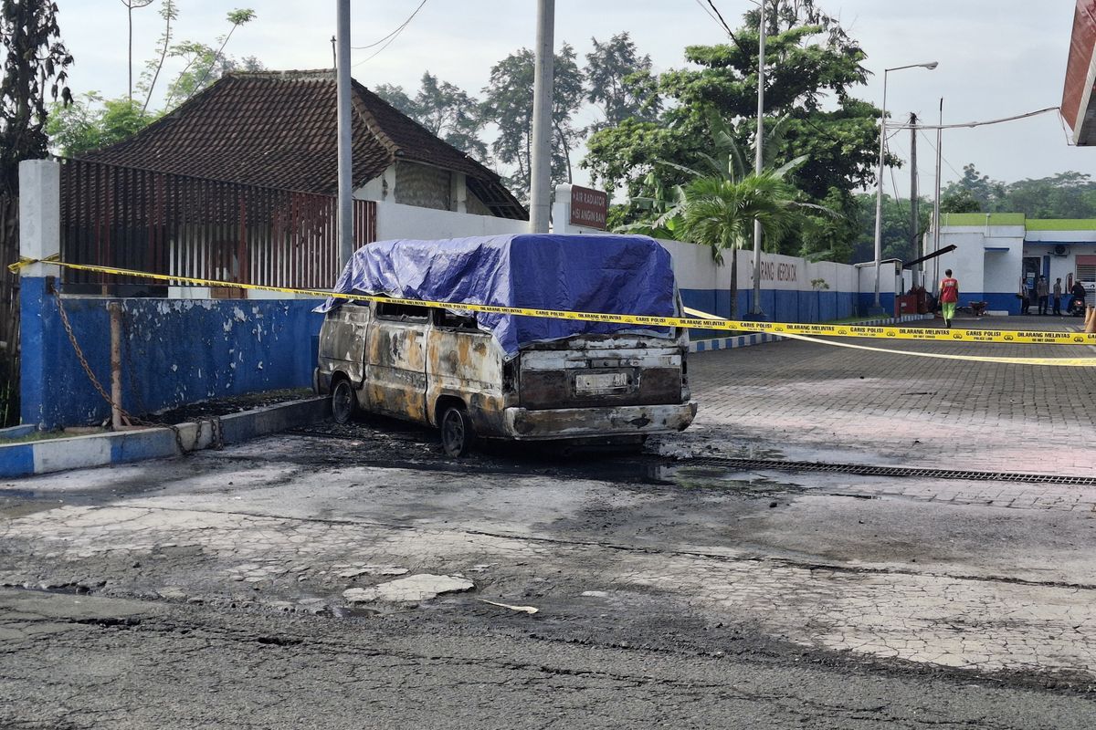 Kondisi minibus terbakar di depan SPBU Desa Sumberjati, Kecamatan Tempeh, Kabupaten Lumajang, Jawa Timur, Senin (6/1/2025).
