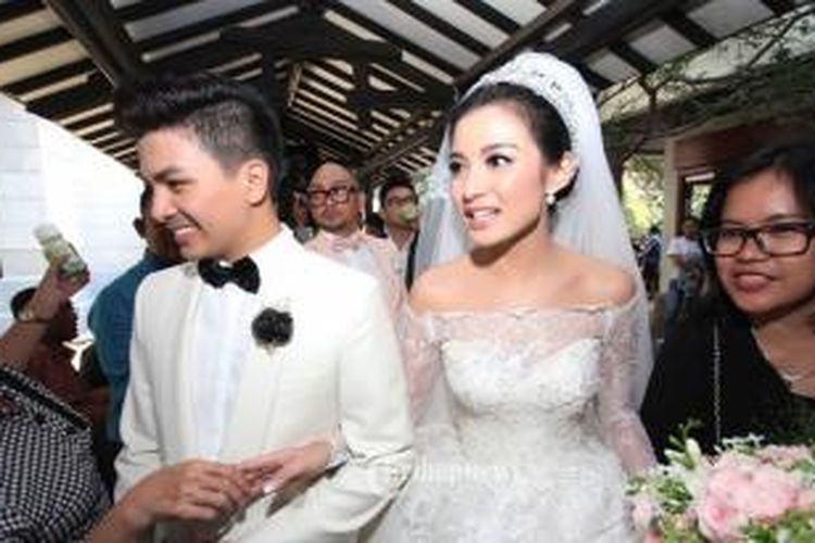 Pasangan artis peran Chelsea Olivia dan Glenn Alinskie saat melakukan pemberkatan pernikahan di Gereja Katedral, Jakarta Pusat, Kamis (1/10/2015). Cincin pernikahan mereka dihiasi 8 mata berlian buatan ayah Chelsea. 