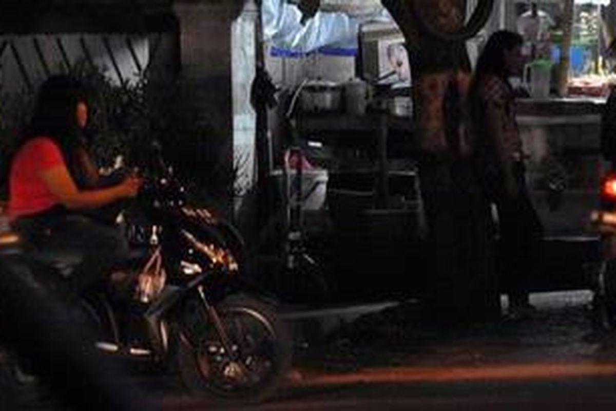 Pemandangan semacam ini di kawasan Jalan Imam Bonjol sudah tidak asing lagi sejak beberapa tahun lalu. Praktik prostitusi jalanan yang sudah ada sejak beberapa tahun lalu ini memang tampak vulgar. 