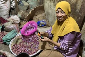 “Sekilonya Rp 3.000, Berangkat Pagi Pulang Malam”, Kisah Pengupas Bawang di Jaktim