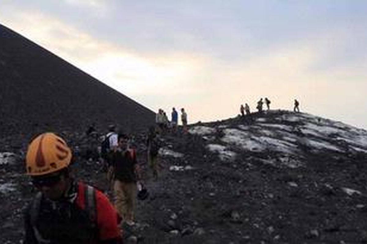 Tim Ekspedisi Cincin Api Kompas mendaki Gunung Anak Krakatau, Selat Sunda, Senin (15/8/2011). Di gunung ini, tim memfokuskan eksplorasi mengenai suksesi alam. Gunung Anak Krakatau, pada awal kemunculannya tidak dihuni makhluk hidup, kini menjadi habitat berbagai macam flora dan fauna.