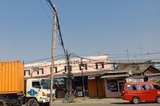 Kabel Listrik Semrawut di Simpang Lima Jakarta Utara