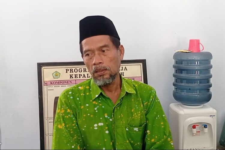 Kepala MTsN 4 Magetan, Giana, mengaku diancam dan diperas dengan permintaan biaya operasional kantor dan dibelikan laptop oleh 4 ornag yang mnegaku pengawas BOS. Kepala Sekolah akhirnya memberikan uang Rp 1 juta karena didesak pelaku untuk makan.