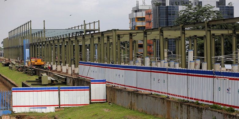 Pekerja menyelesaikan proyek pembangunan Stasiun Sudirman Baru di Jakarta, Senin (6/3/2017). Stasiun yang terintergrasi dengan stasiun MRT itu hanya akan melayani penumpang dari Stasiun Manggarai menuju bandara Soekarno Hatta melewati Stasiun Sudirman Baru, Duri, dan Batu Ceper sebagai stasiun pemberhentian dan diperkirakan selesai pada tahun 2017.