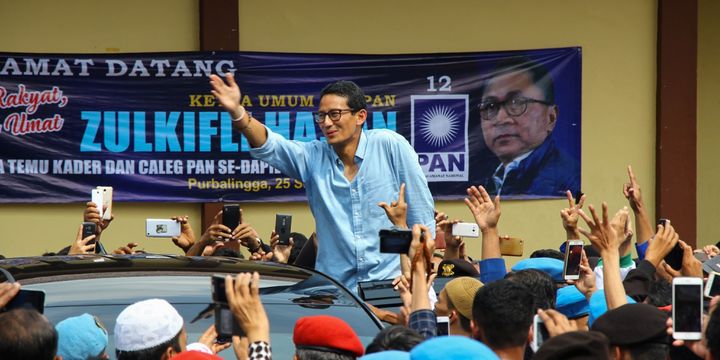Calon wakil presiden nomor urut 2, Sandiaga Salahuddin Uno menyapa pendukungnya saat melawat ke Gedung Korpri, Purbalingga, Jawa Tengah, Selasa (25/9/2018).