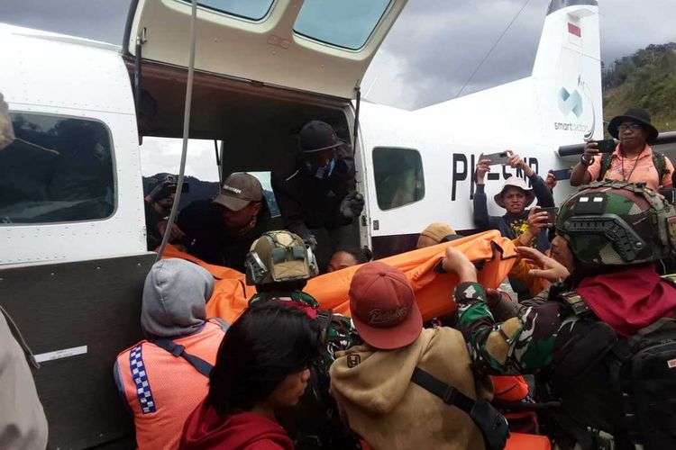 Jenazah Manoach Rumansara yang tewas ditembak KKB di Kampung Mamba, Distrik Sugapa, dievakuasi ke Nabire menggunakan pesawat terbang, Intan Jaya, Papua, Selasa (30/8/2022)