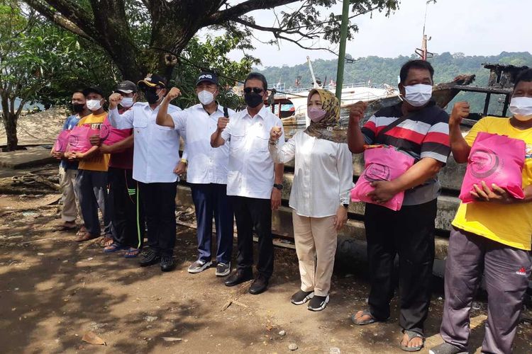 Menteri Kelautan dan Perikanan (KKP) Sakti Wahyu Trenggono mengunjungi lokasi kebakaran kapal ikan di Cilacap, Jawa Tengah, Rabu (11/5/2022).