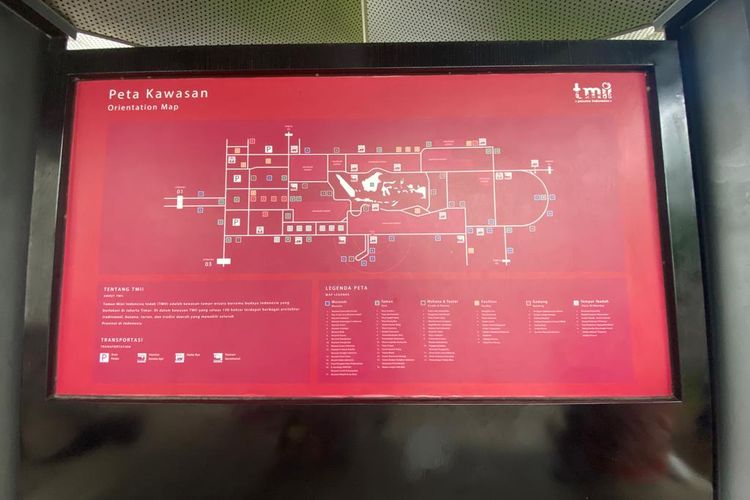 Peta kawasan TMII yang terpajang di halte bus listrik. 