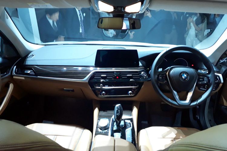Interior BMW All New Seri 5, banyak fitur baru.