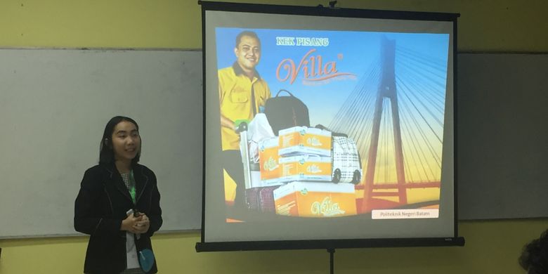 Kartika Wijaya, mahasiswa Politeknik Negeri Batam, mempresentasikan ide bisnis Kek Pisang Villa sebagai oleh-oleh khas Batam.