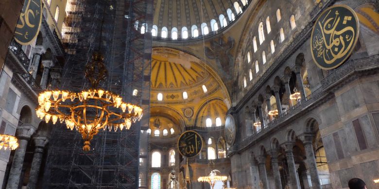 Interior Hagia Sophia di Turki.