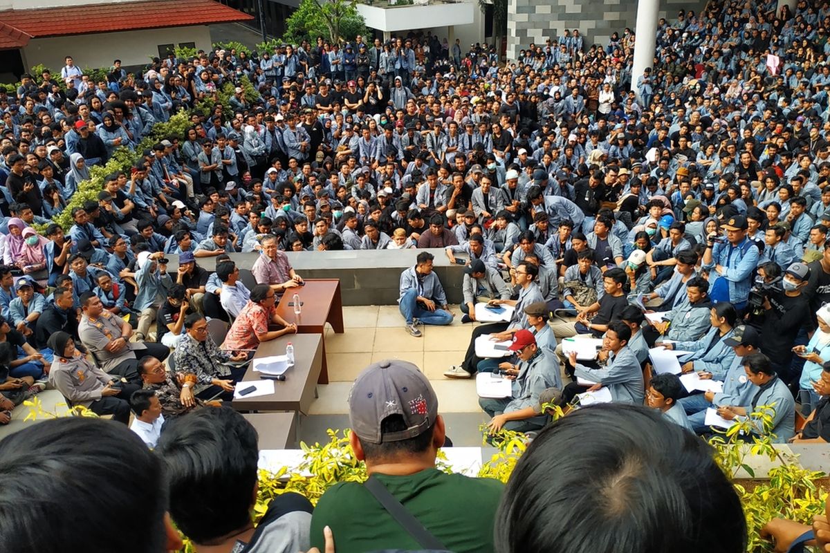 Mimbar bebas antara pihak rektorat dan aliansi Mahasiswa Universitas Gunadarma di Kampus D Gunadarma, Depok, Jawa Barat, Senin (9/3/2020) petang.