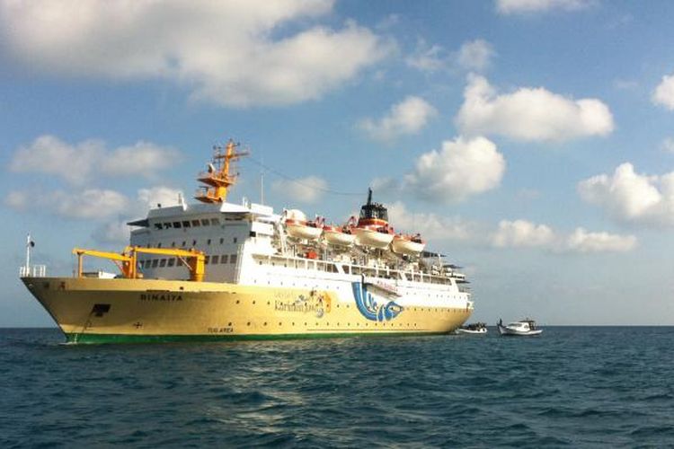 KM Binaiya milik PT Pelni yang membawa wisatawan menikmati liburan dalam program Lets Go Karimun Jawa 18-20 Juli 2015. Kapal ini memiliki kapasitas penumpang mencapai 1.000 orang.