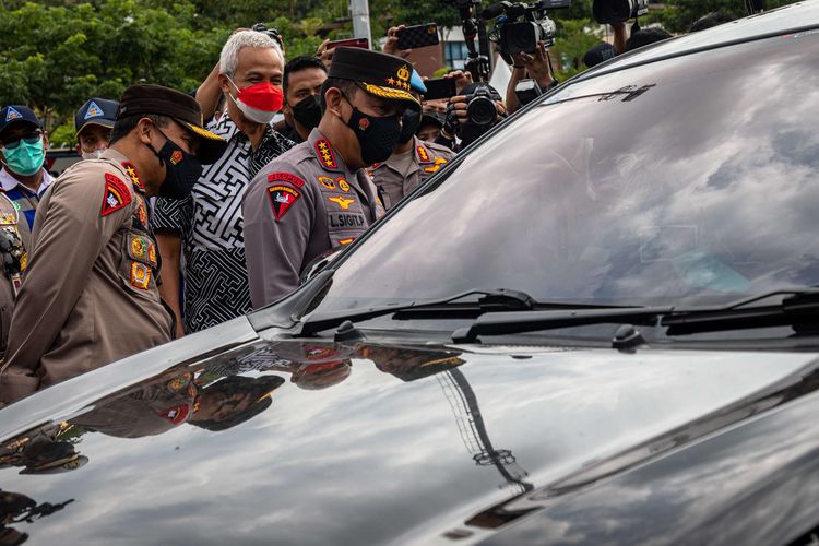 Kapolri Jenderal Listyo Sigit Prabowo (kanan), bersama Gubernur Jawa Tengah Ganjar Pranowo (tengah), dan Kapolda Jawa Tengah Irjen Pol Ahmad Luthfi (kiri) berbincang dengan pengendara mobil yang akan melintasi Gerbang Tol Kalikangkung, Semarang, Jawa Tengah, Rabu (27/4/2022). Kunjungan kerja tersebut untuk memastikan kelancaran, keamanan, serta kenyamanan pada masa mudik Lebaran.