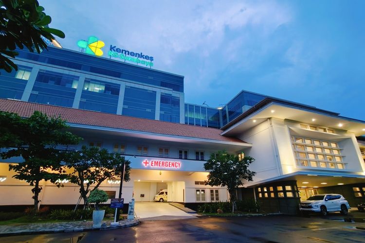 Suasana sore hari RSUP Kemenkes Surabaya yang merupakan rumah sakit milik pemerintah dan telah diresmikan tahun 2025.