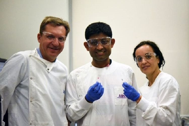 Professor Matt Trau (kiri) bersama peneliti Dr Abu Sina dan Dr Laura Carrascosa dari University of Queensland
