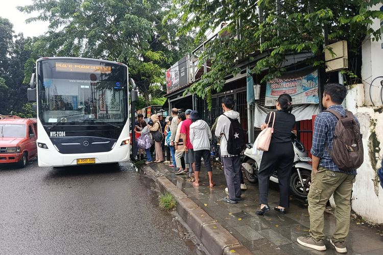 TransJakarta Wacanakan Kenaikan Tarif, Warga Minta Layanan Ikut Dibenahi