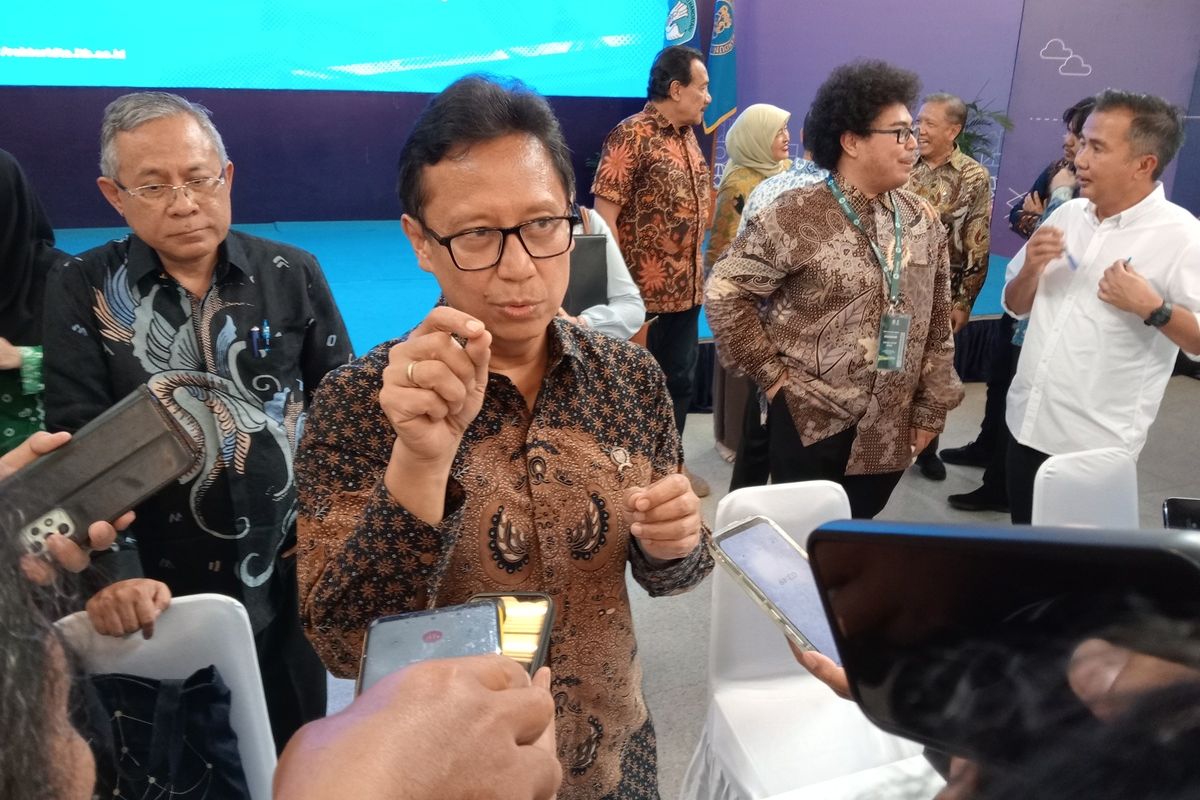 Menteri Kesehatan (Menkes) Budi Gunadi Sadikin saat menjawab pertanyaan awak media di Aula Barat ITB, Jalan Ganesha, Kota Bandung, Rabu (4/9/2024).