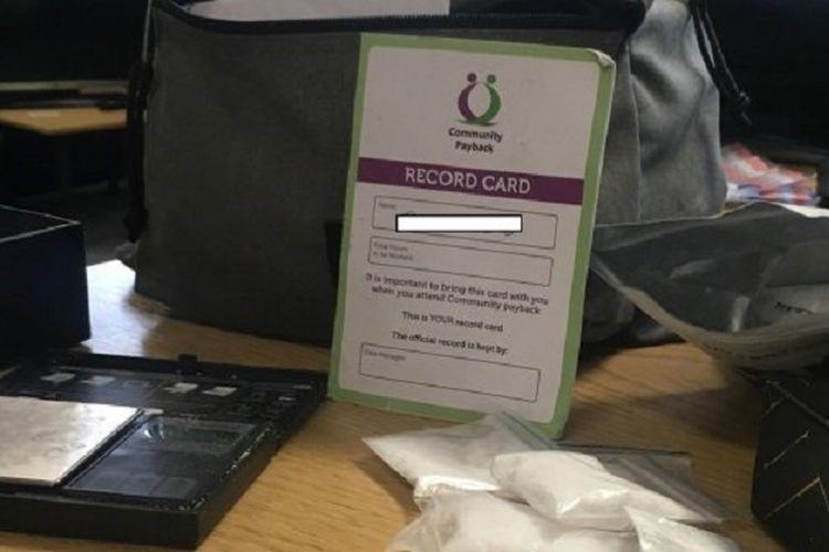 Tas ransel berisi paket narkoba dan timbangan yang ditemukan tertinggal di trem umum di Manchester.