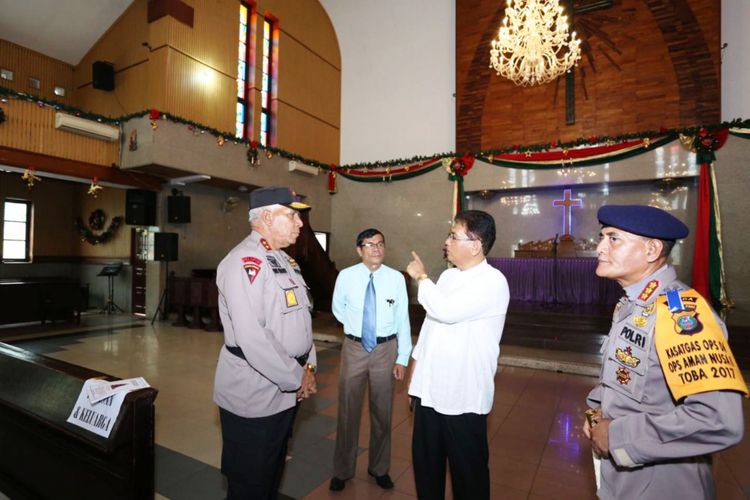 Kapolda Sumut Irjen Pol Paulus Waterpauw melakukan peninjauan dan berkoordinasi dengan beberapa pimpinan gereja di Kota Medan, Kamis (21/12/2017).