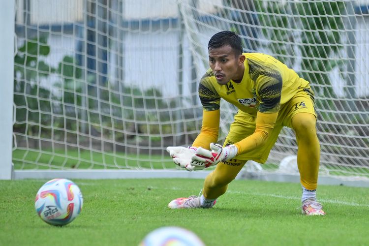 Penjaga gawang Persib Teja Paku Alam saat menjalani sesi latihan di Stadion Persib, Sidolig, Bandung di sesi Januari saat jeda Liga 1 2023-2024. 