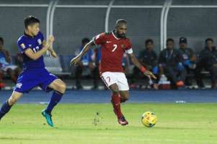 Penyerang tim nasional Indonesia, Boaz Solossa (kanan), tampil dalam laga pembuka Grup A Piala AFF 2016 kontra Thailand, di Philippine Sports Stadium, Bocaue, Sabtu (19/11/2016).