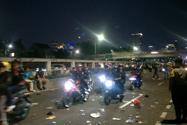 Sejumlah kendaraan kembali melintas Jalan Raya Gatot Subroto mengarah depan Gedung DPR/MPR RI, Jakarta Pusat usai aksi demonstrasi kelompok buruh selesai, Rabu (10/8/2022).