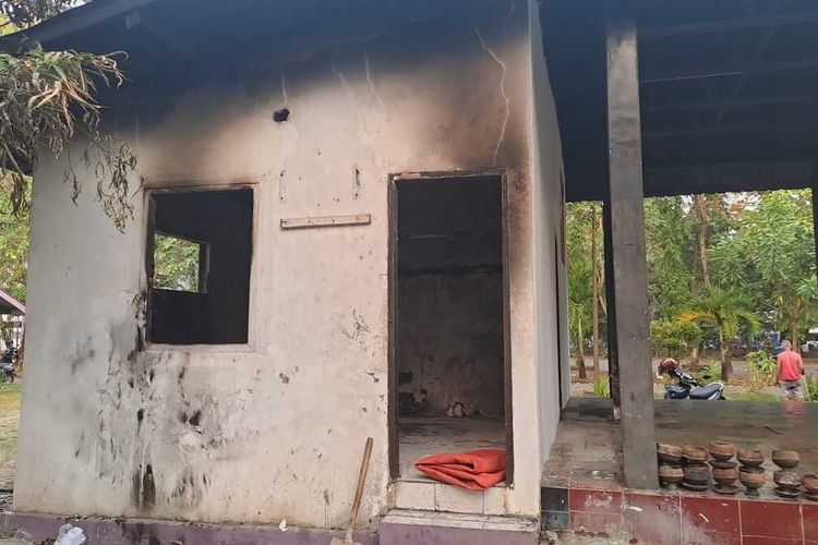 Kondisi salah satu sekertariat mahasiswa yang dibakar saat bentrokan antar mahasiswa pecah di UNM Makassar, Jalan Parantambung, Kecamatan Tamalate, Kota Makassar, Sulsel, Senin (5/6/2023) petang.