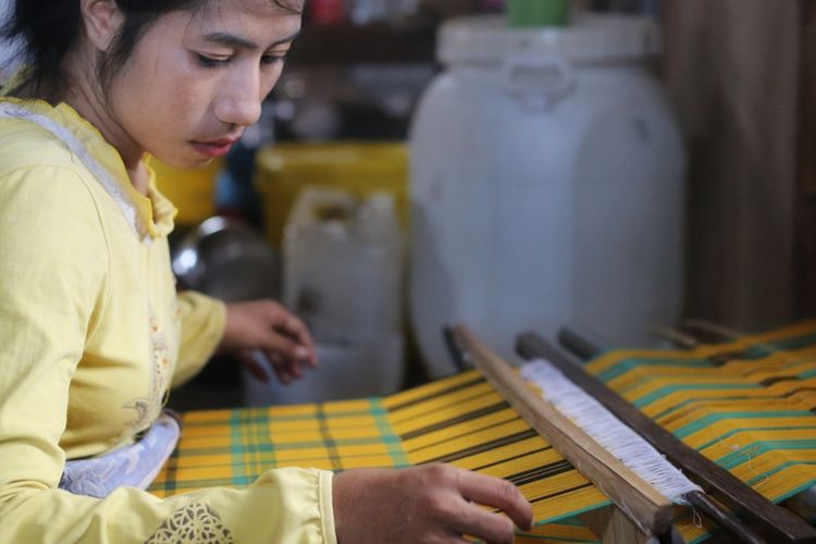 Gadis di Desa Pajam belajar menenun secara turun-temurun untuk bekal berkeluarga.