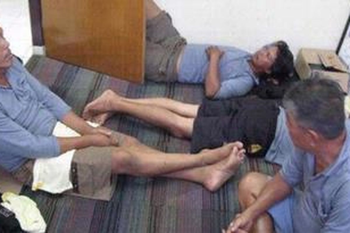 Tujuh nelayan Malaysia sedang istirahat di Kantor Ditpolair Polda Kepri di Batam, Minggu (15/8/2010). Mereka ditangkap petugas DKP Kepri karena mencuri ikan di perairan Tanjung Berakit, Indonesia.
