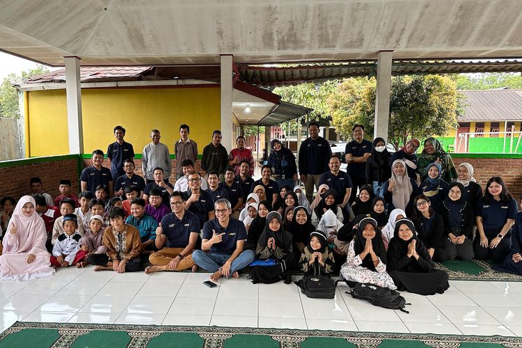 Perwakilan Manajemen dan Karyawan Mandiri Sekuritas bersama siswa-siswi, para guru, dan pengurus PKBM Al Falah, Bantar Gebang.
