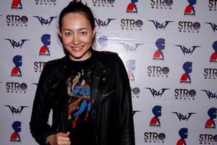 Dewi Rezer hadir dalam acara peluncuran komik berjudul VOLT karya Aswin Siregar dan Marcelino Lefrandt, di Comic Cafe Kuningan, Jakarta, Kamis (1/3/2012). Komik karya anak bangsa itu berkisah tentang superhero dengan latar belakang Indonesia. 