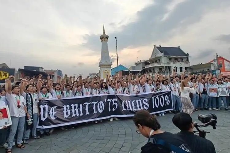 Rayakan Kelulusan, Siswa SMA Kolese De Britto Jalan 3,7 Km dan Bagikan Sembako