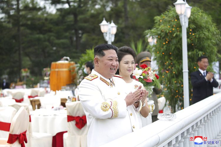 Dalam foto yang disediakan oleh pemerintah Korea Utara ini, pemimpin Korea Utara Kim Jong Un bersama istrinya Ri Sol Ju menghadiri jamuan makan untuk menandai peringatan 90 tahun tentara Korea Utara di Pyongyang, Korea Utara Senin 25 April 2022. 
