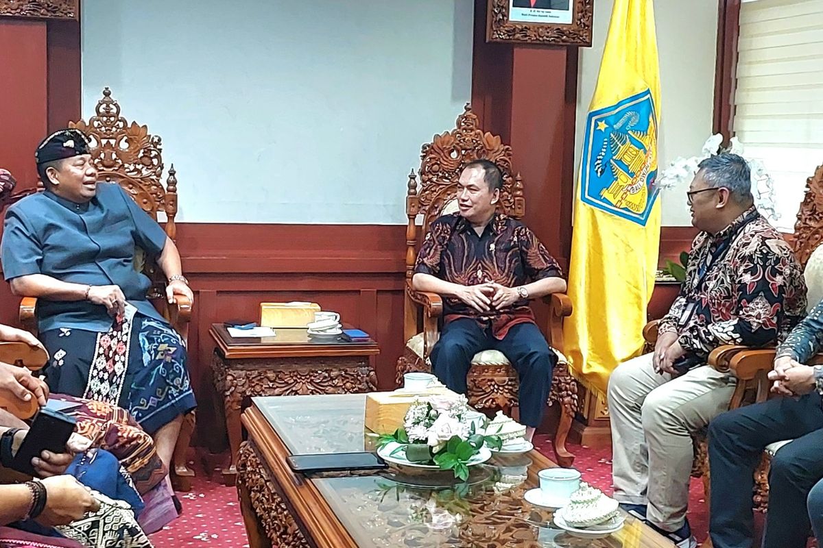 Ketua Komisi Pengawas Persaingan Usaha (KPPU) M Fanshurullah Asa bertemu dengan Penjabat (Pj) Gubernur Bali Sang Made Mahendra Jaya di Kantor Gubernur Bali, Kamis (30/5/2024). 