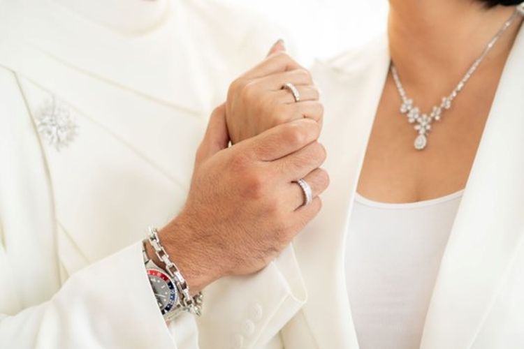 cincin anniversary Anjasmara dan Dian Nitami.