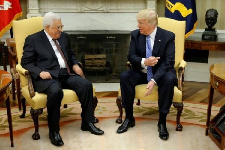 Presiden Palestina Mahmoud Abbas (kiri) disambut Presiden AS Donald Trump di Oval Office, Gedung Putih, Washington DC, AS, Rabu  (3/5/2017) waktu setempat.