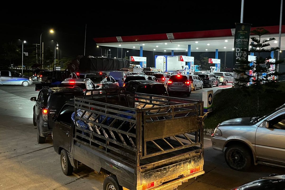 Situasi antrean pengisian Bahan Bakar Minyak (BBM) di Rest Area KM 46, Kota Medan, Sumatera Utara, Selasa (2/12/2025)