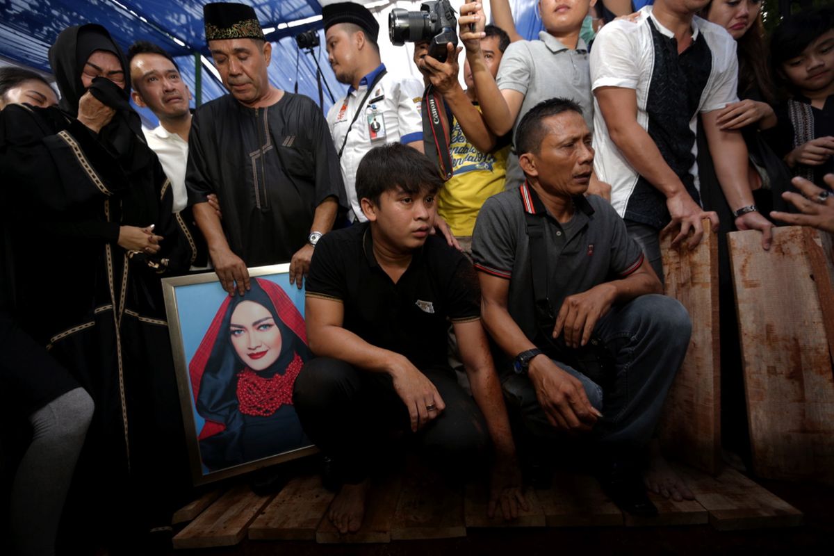 Suasana pemakaman jenazah artis peran dan penyanyi dangdut Julia Perez di TPU Pondok Ranggon, Jakarta Timur, Sabtu (10/6/2017). Julai Perez meninggal akibat menderita kanker serviks stadium empat. KOMPAS IMAGES/KRISTIANTO PURNOMO