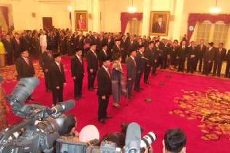 Suasana pelantikan 12 menteri dan Kepala BKPM yang baru oleh Presiden Joko Widodo di Istana Negara, Rabu (27/7/2016).